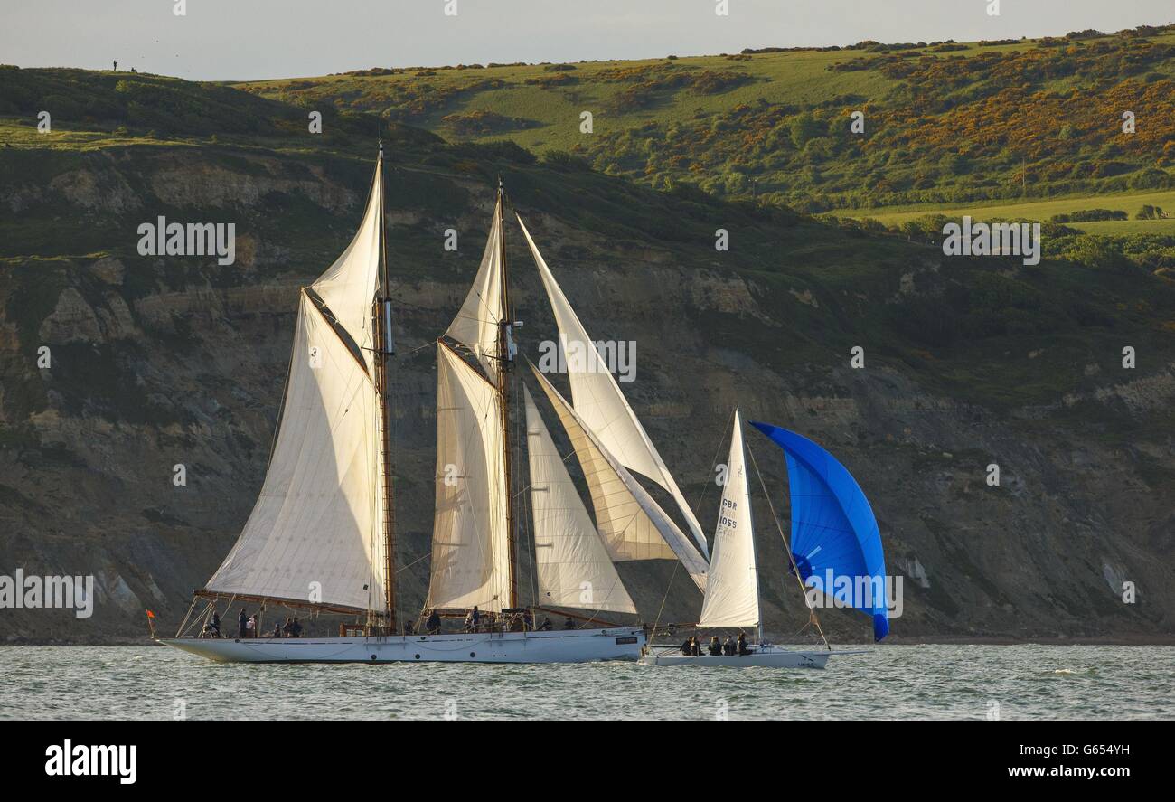 Coral, un gaff à deux mâts de 1902, participe à la course de JP Morgan Asset Management Round the Island, au large de Cowes, à l'île de Wight. Banque D'Images