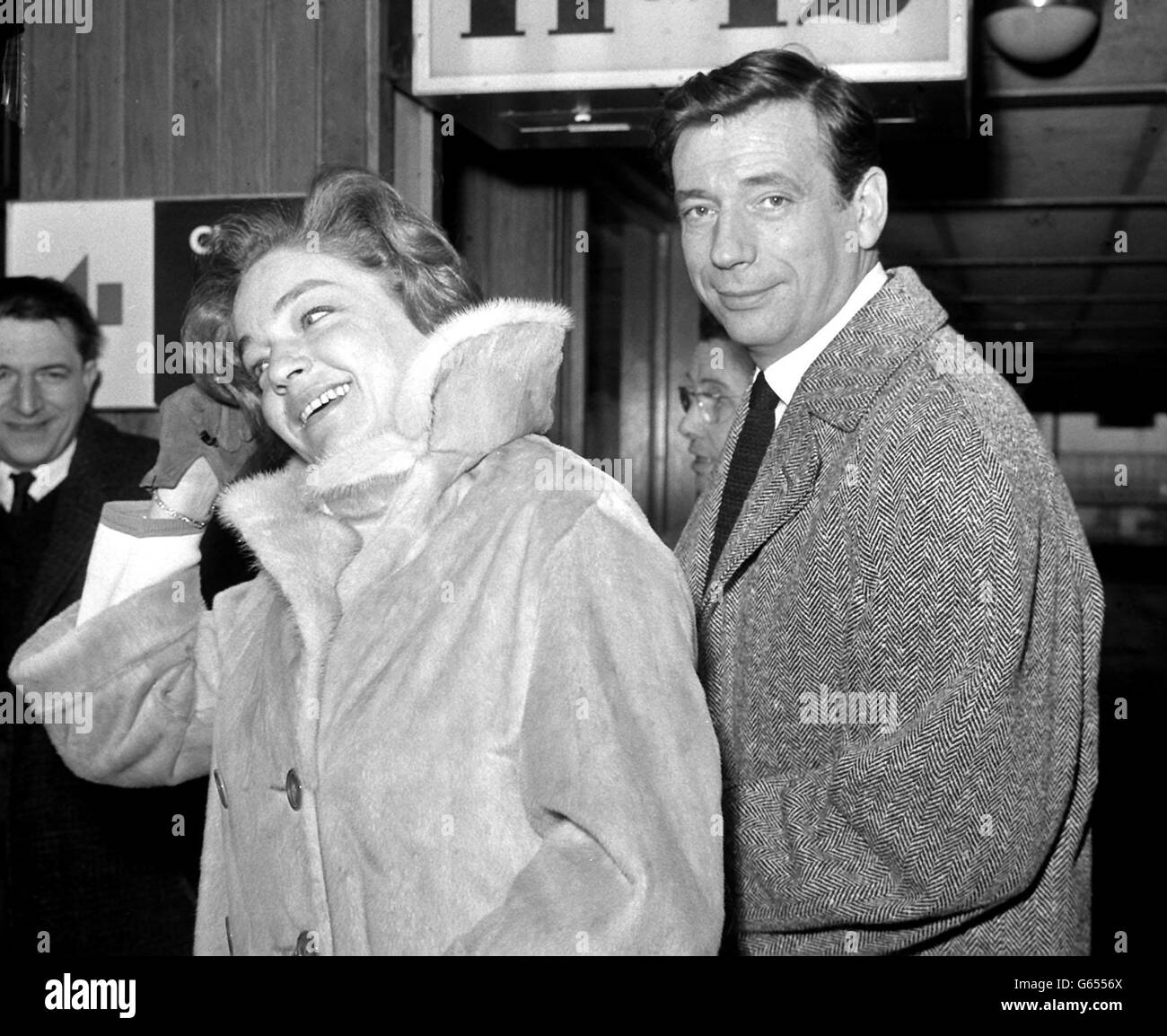 L'acteur français Yves Montand et son épouse actrice Simone Signoret sont photographiés à l'aéroport de Londres après avoir pris l'avion de Paris. Banque D'Images