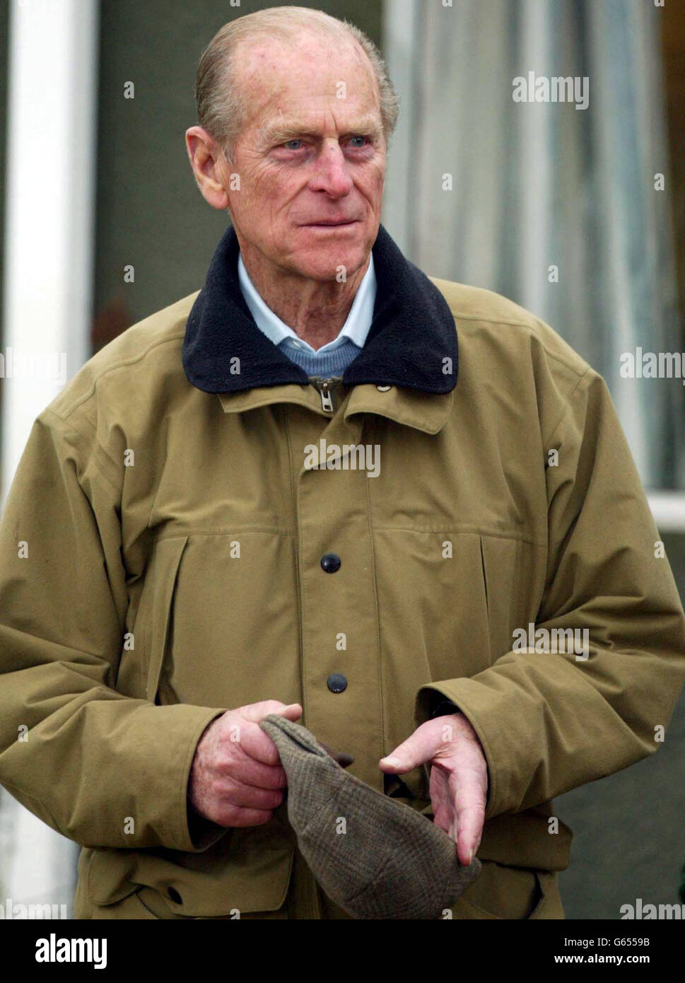 Le duc d'Édimbourg lors d'une visite à un concours de tir de pigeon d'argile organisé par l'Association britannique de tir et de conservation sur le domaine royal de Sandringham, près de Kings Lynn, Norfolk. *..journaux avait rapporté plus tôt lundi que le duc, 81 ans, portait des yeux noirs et des coupures, mais il est apparu dans de bons esprits comme il a bavardé avec les responsables de l'association et à un moment, a demandé aux reporters "je regarde malade ?" * 21/02/2003: Le duc d'Édimbourg qui a ouvert, vendredi 21 février 2003, une unité scientifique de 7 millions à l'Université York où des médicaments anticancéreux novateurs sont mis au point. Le Banque D'Images
