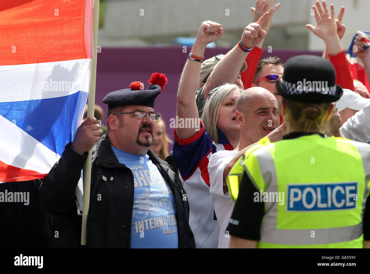 Unissez-vous contre la protestation fasciste.Une manifestation de la Ligue de défense écossaise devant le Parlement écossais à Édimbourg. Banque D'Images