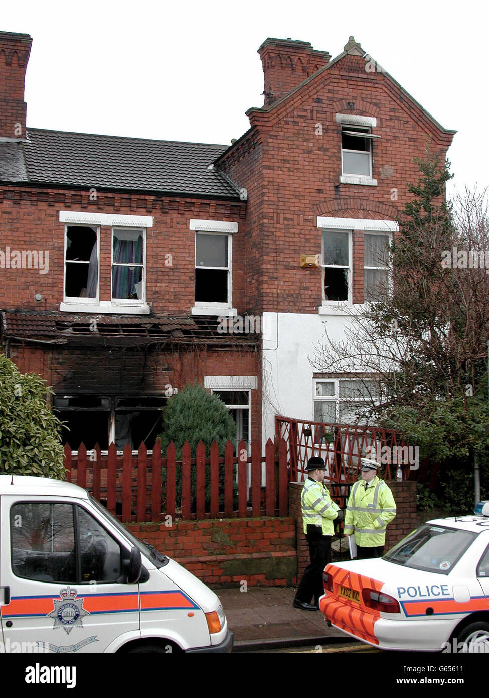 Un policier se tient à l'extérieur de la maison de Grimsby où un père de 45 ans et sa fille de huit ans sont morts dans un incendie. * les pompiers, appelés à l'incendie peu après 4 heures après le lendemain de Noël, ont également trouvé inconscient une femme dans ses années trente et une fille de 14 ans, qui sont tous deux traités à l'infirmerie Royale de Hull. À la fin de la cinquantaine ou au début des années 60, un couple recevait un traitement à l'hôpital Diana de Grimsby, la princesse de Galles, qui souffrait des effets de la fumée. Banque D'Images