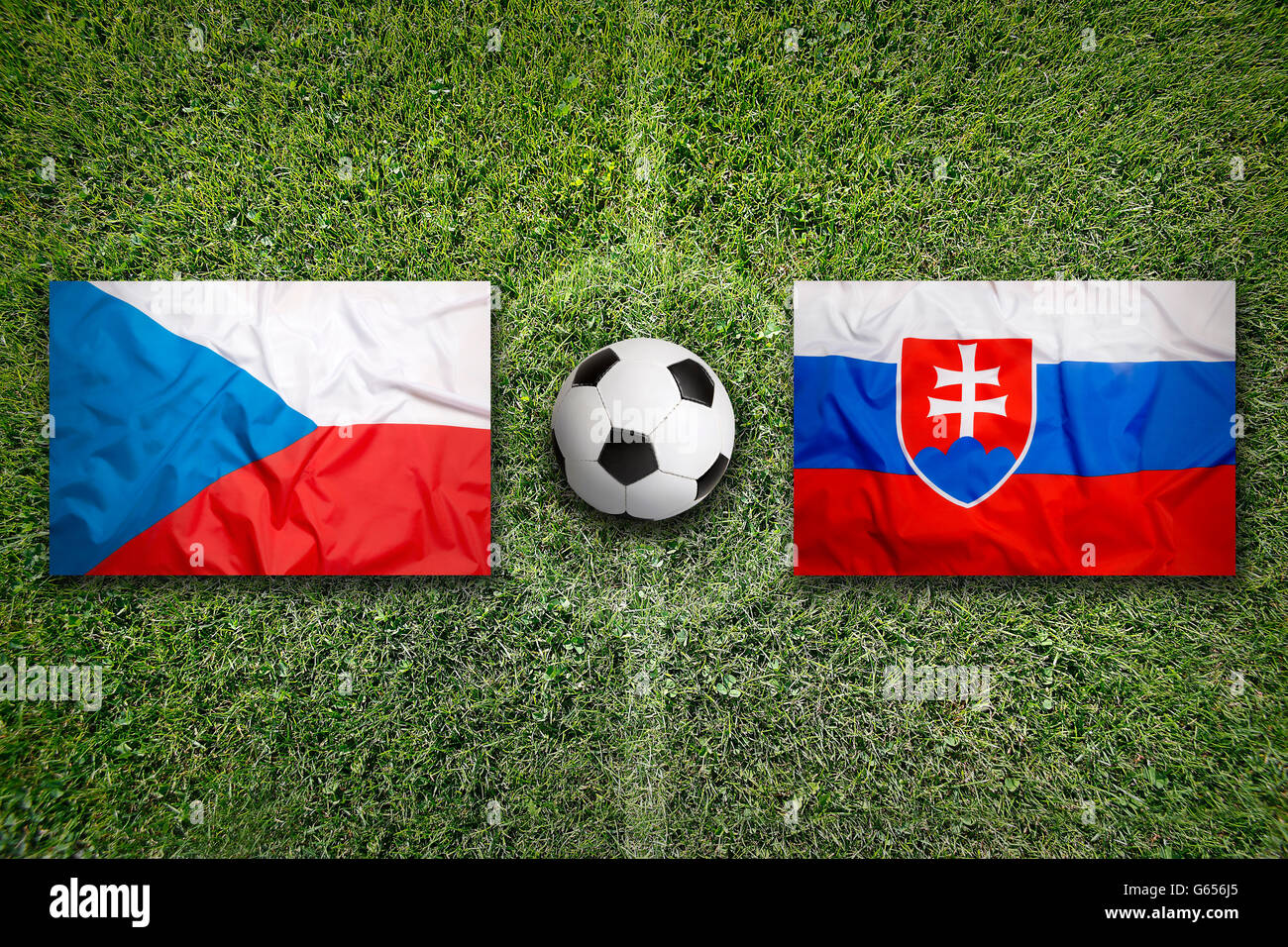 pics Republique Tcheque Vs Slovaquie https www alamyimages fr photo image republique tcheque slovaquie vs les drapeaux sur le terrain de soccer vert 107065117 html