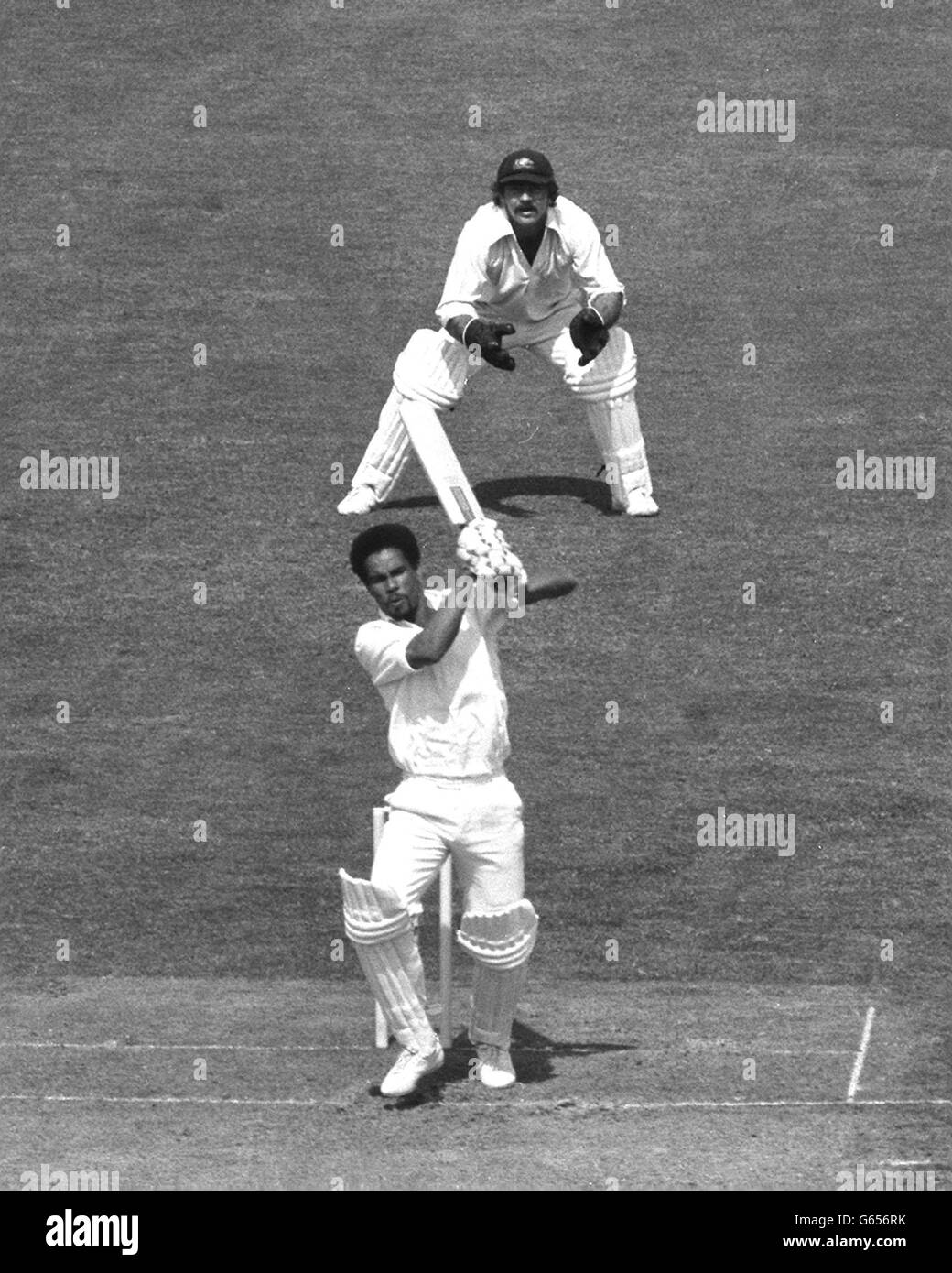 Keith Boyce pilotant une balle de Jeff Thompson, le rapide Bowler australien, alors qu'il a aidé les Antilles à atteindre 291 pour huit de leurs 60 overs lors de la finale de la coupe du monde Prudential à Lord's. En arrière-plan se trouve le gardien de cricket australien, Rodney Marsh. Banque D'Images