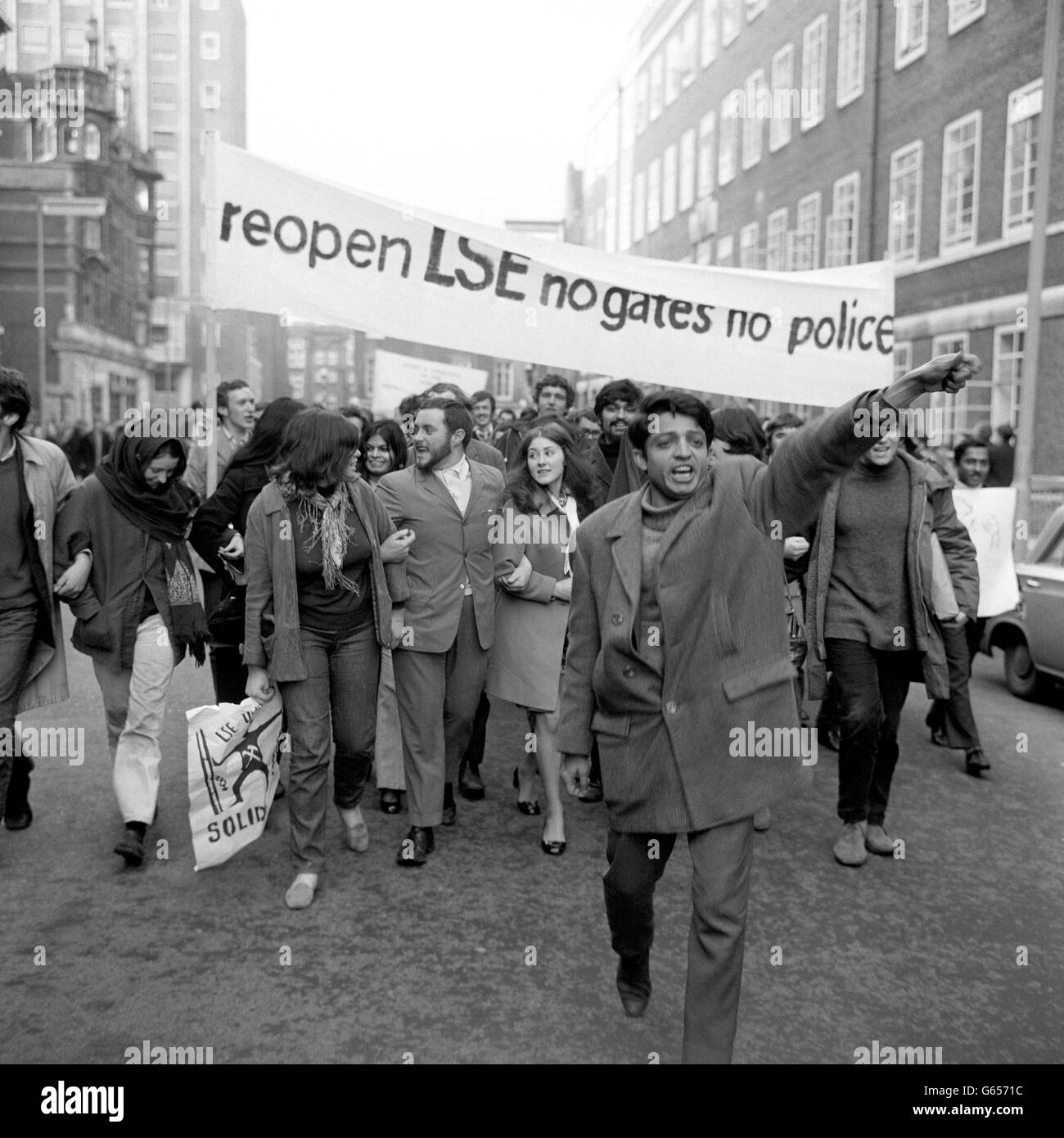 Les étudiants de la London School of Economics souhaitent la réouverture de l'université. Banque D'Images