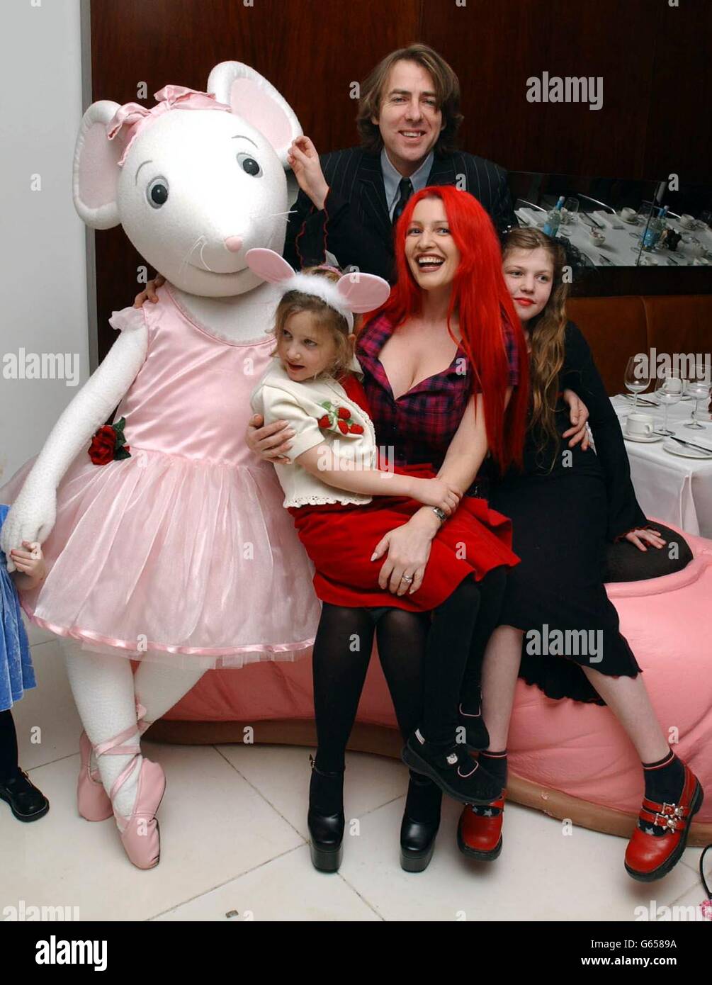 Jonathan et Jane Ross avec leurs filles Betty (à droite) et Honey posant avec la star de la télévision pour enfants Angelina Ballerina lors de la première fête de Nutcracker au Colisée de Londres. Banque D'Images