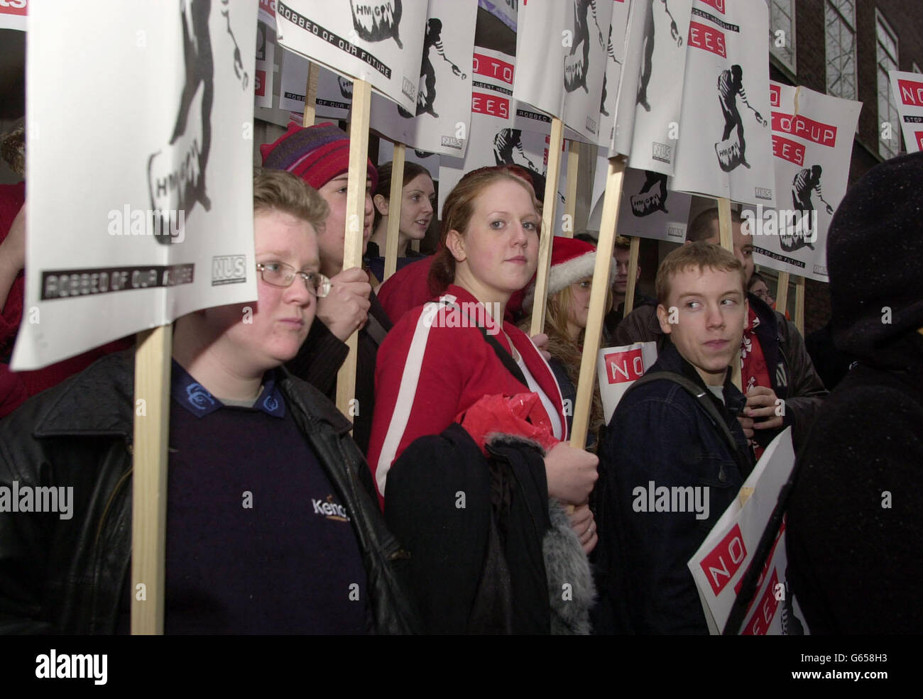 Charlotte Briggs (au centre) étudiante de l'Université de Stirling, proteste contre les frais d'appoint en dehors de l'Union étudiante de l'Université de Londres. * jusqu'à 20,000 étudiants britanniques manifestaient aujourd'hui à Londres contre les frais d'appoint qui paralyseraient le système d'enseignement supérieur, selon le président de l'Union nationale des étudiants Mandy Telford, qui a également averti que les frais prieraient des milliers de nos étudiants les plus talentueux hors de l'éducation. Banque D'Images