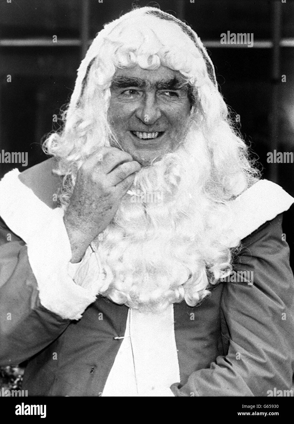 L'ancien ministre du travail, Denis Healey, a comparu à une conférence de presse à Londres en tant que Père Noël, organisée par l'Association des cartes de voeux et du calendrier avec le bureau de poste pour souligner l'importance de la communication à Noël. Banque D'Images
