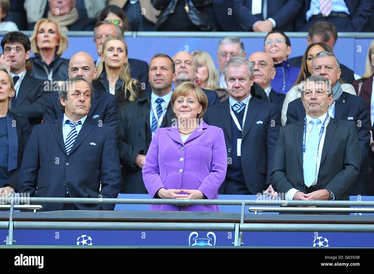 La chancelière allemande Angela Merkel (au centre) regarde depuis les tribunes Aux côtés du président de l'UEFA, Michel Platini (à gauche) et du président du Association allemande de Footall Wolfgang Niersbach (à droite) Banque D'Images