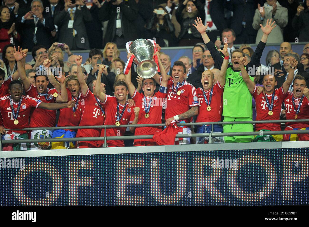 Les joueurs du Bayern Munich célèbrent en levant les champions de l'UEFA Trophée de la ligue Banque D'Images
