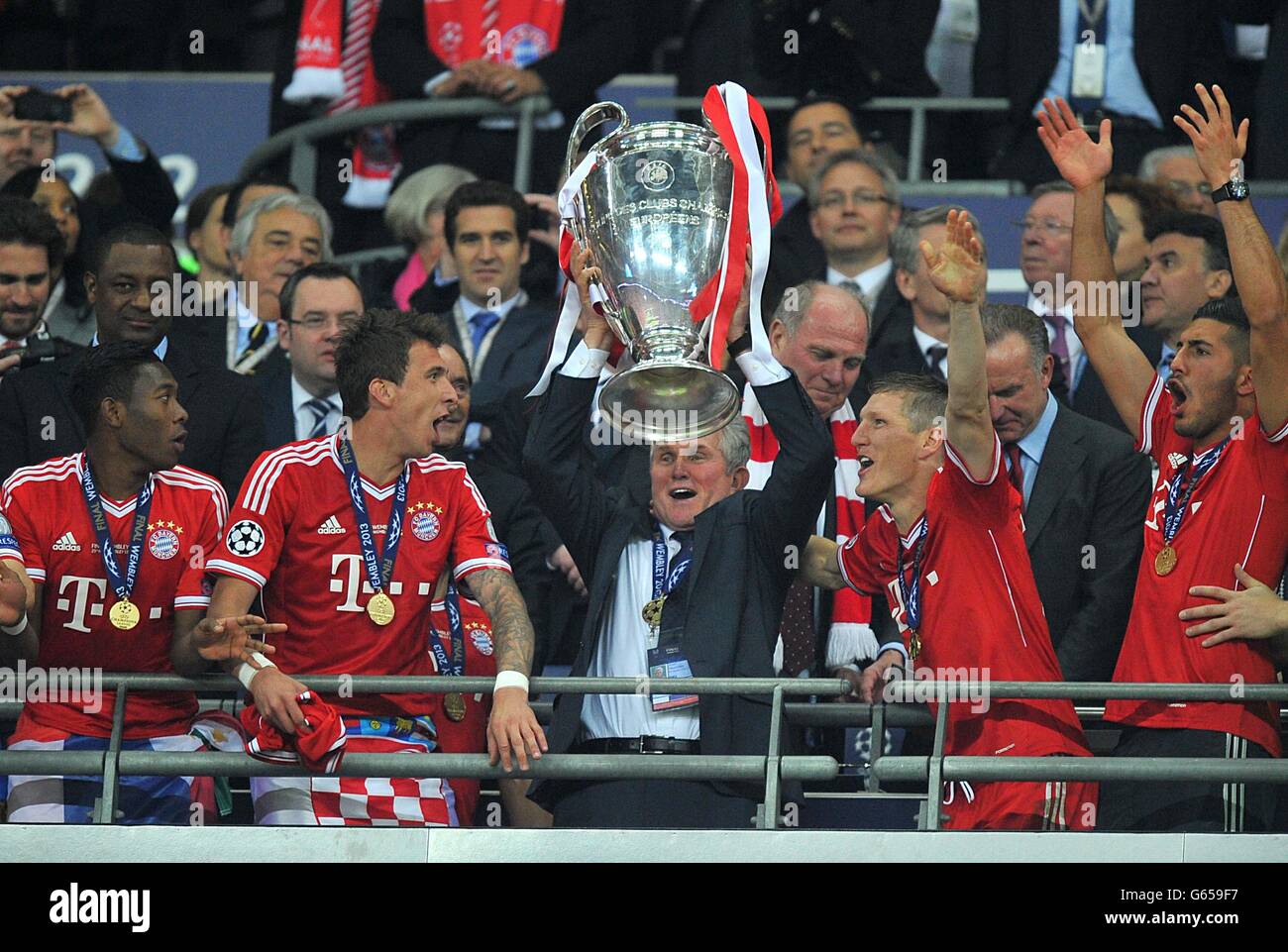 Jupp Heynckes, directeur de Bayern Munich, lève la Ligue des champions de l'UEFA trophée avec son équipe Banque D'Images