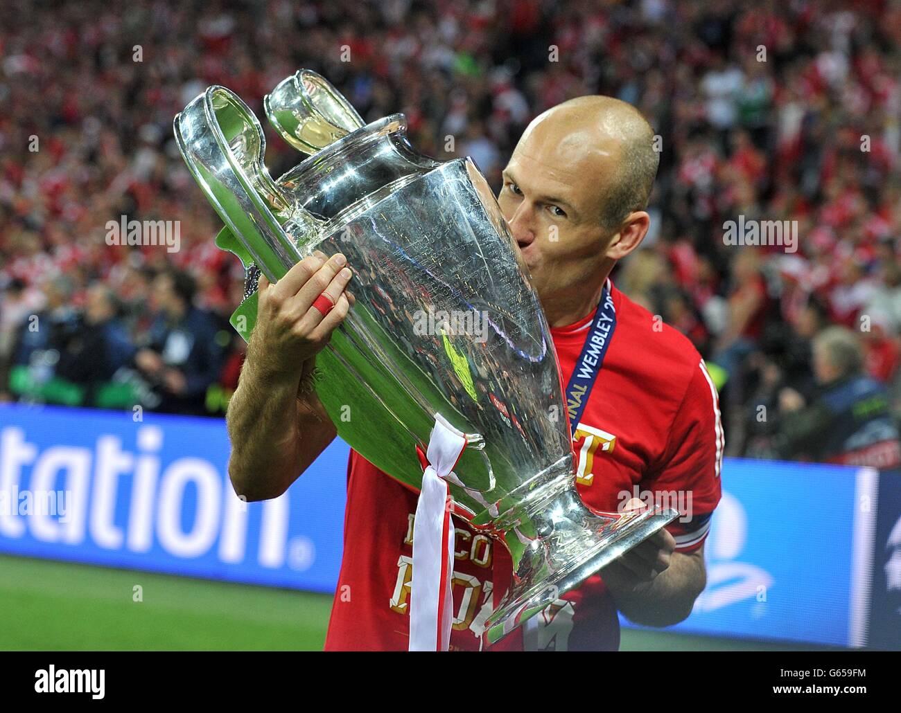 Le Bayern de Munich, Arjen Robben, embrasse le trophée de la Ligue des champions de l'UEFA Banque D'Images