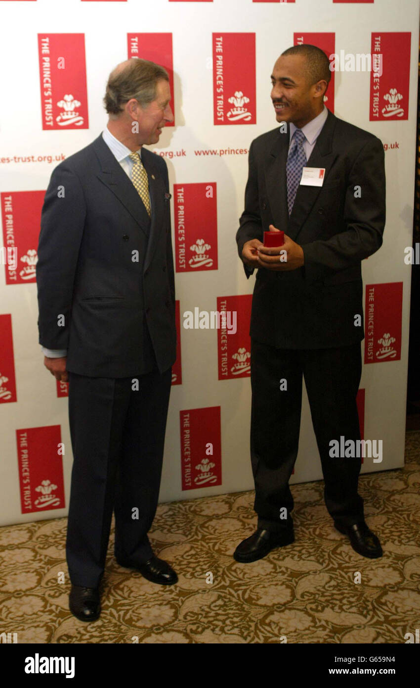 Président du Prince's Trust le Prince de Galles (à gauche) rencontre l'ambassadeur du Sud-Ouest Delroy Ellis lors d'une réception pour les ambassadeurs de la Prince's Trust Real Life au St James's Palace State Apartments, Londres.* le prince a rencontré un groupe de jeunes dont il avait aidé à tourner autour de sa fondation de confiance du prince qui leur a donné une occasion de recommencer. Banque D'Images