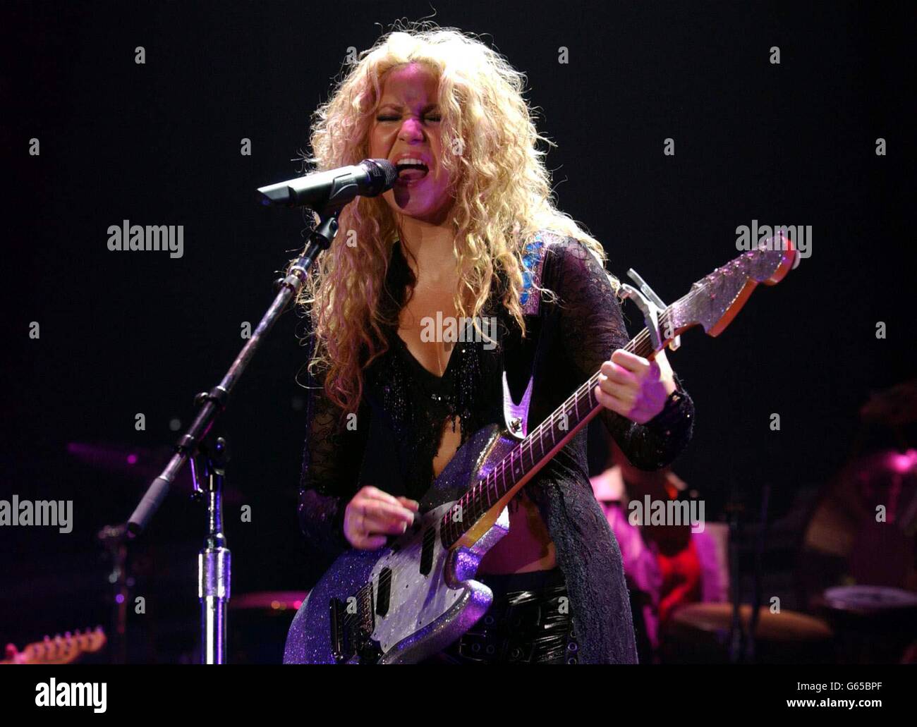 Latino diva Shakira se produit lors de son premier concert britannique au Wembley Arena de Londres. Banque D'Images