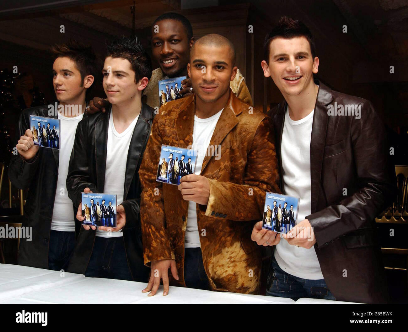 Popstars : les vainqueurs rivaux, One True Voice, de gauche à droite ; Jamie Shaw, Matt Johnson, Anton Gordon, Daniel Pearce et Keith Semple lancent leur nouveau Sacred Trust/After You About You Are You Are You Are (Je serai toujours vous aimer) chez Harrods. * les garçons se battent contre les filles gagnantes, filles à haute voix, pour le Noël convoité no 1. Banque D'Images Popstars : les vainqueurs rivaux, One True Voice, de gauche à droite ; Jamie Shaw, Matt Johnson, Anton Gordon, Daniel Pearce et Keith Semple lancent leur nouveau Sacred Trust/After You About You Are You Are You Are (Je serai toujours vous aimer) chez Harrods. * les garçons se battent contre les filles gagnantes, filles à haute voix, pour le Noël convoité no 1. Banque D'Images