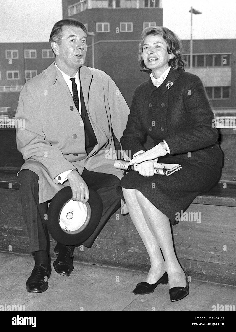 Ingrid Bergman est vue avec Sir Michael Redgrave, qui l'a rencontrée à l'aéroport de Londres après avoir pris l'avion de Paris. Banque D'Images