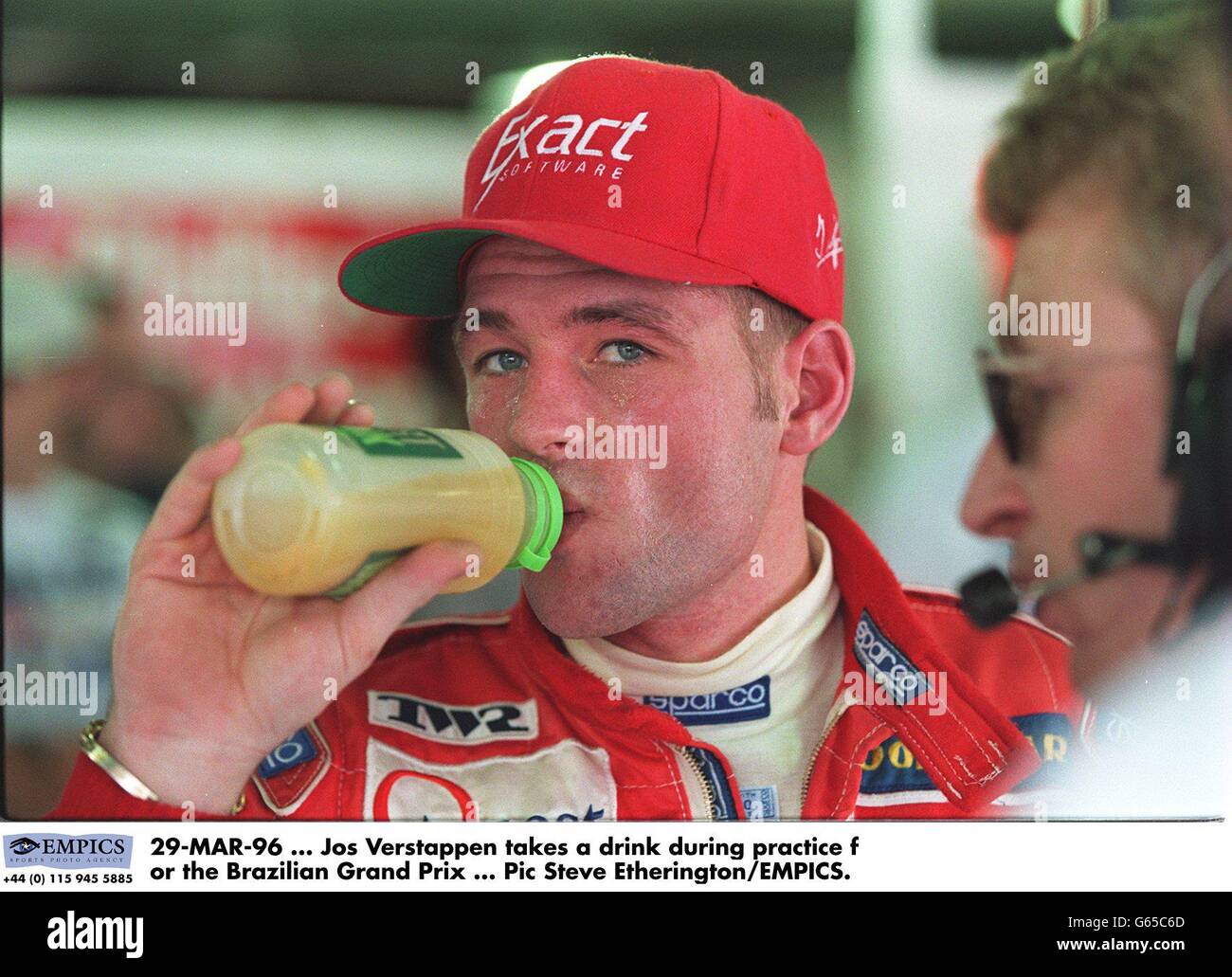 Courses automobiles ...Grand Prix du Brésil.Jos Verstappen prend un verre pendant la pratique pour le Grand Prix brésilien Banque D'Images