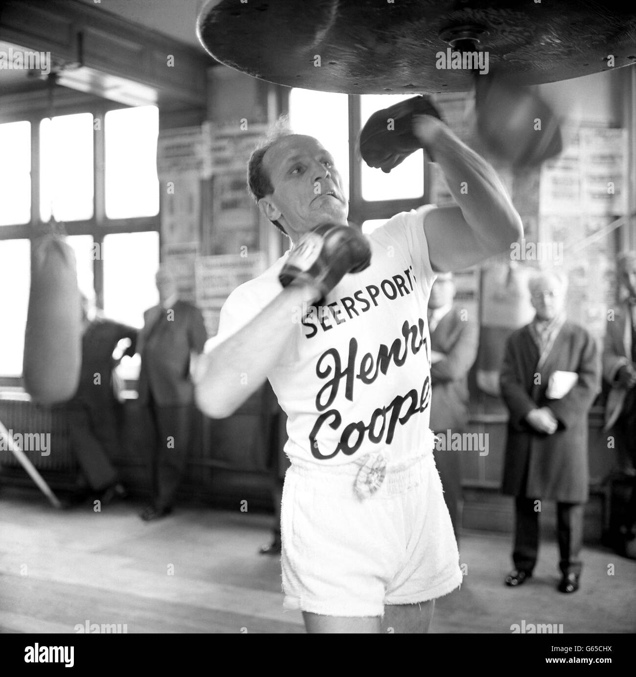 Boxe - World Heavyweight Title Fight - Muhammad Ali v Henry Cooper - Henry Cooper Training -.Le champion britannique Henry Cooper forme le ballon de vitesse avant son combat avec le champion du monde américain Muhammad Ali. Banque D'Images