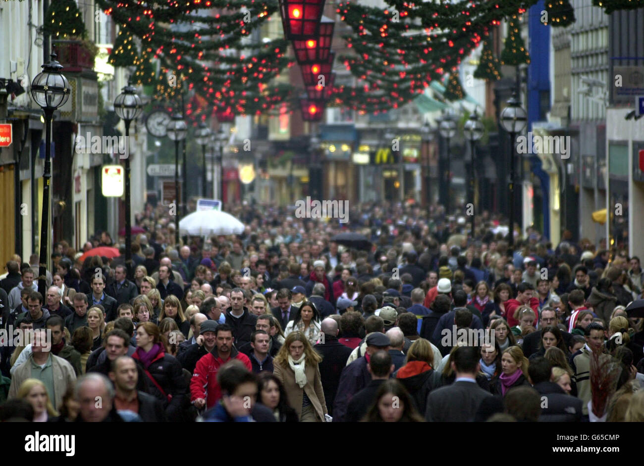 Les acheteurs de Noël à Gratfton Street, Dublin, République d'Irlande, après que le gouvernement a annoncé que le chômage et l'inflation vont augmenter ensemble pour la première fois en vingt ans. * le niveau de la hausse des prix sera en moyenne de plus de 5% en 2003, avec le total des chômeurs augmentant à 5.5% de la main-d'œuvre, l'Institut indépendant de recherche économique et sociale prévoit aujourd'hui. Banque D'Images