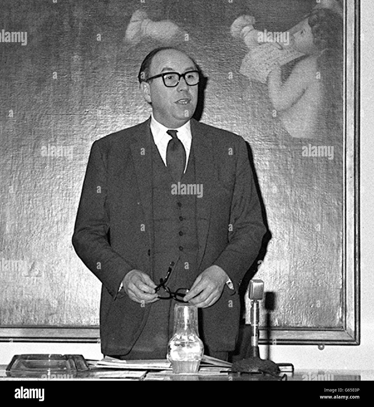 Le gouvernement annonce trois ans à l'avance que le jour J (jour décimal) pour l'introduction d'une monnaie décimale sera le lundi 15 février 1971. Le Chancelier de l'Echiquier, M. Roy Jenkins, a donné la date dans une réponse écrite à une question parlementaire. Cette photo montre M. Jenkins lors d'une conférence de presse le même jour au Trésor, Whitehall, Londres. Banque D'Images