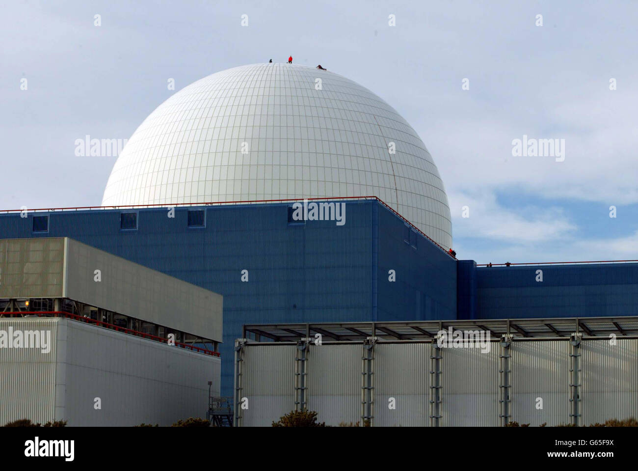 Les militants de Greenpeace font l'échelle du dôme contenant le réacteur à eau sous pression de la centrale nucléaire de Sizewell B, près de Leiston, Suffolk.*...Nineteen Greenpeace protestataires sont entrés plus tôt dans le bâtiment et disent que leur action est de mettre en évidence la mauvaise sécurité des centrales nucléaires britanniques et leur vulnérabilité aux attaques terroristes, de ne pas altérer les opérations de la centrale. Banque D'Images