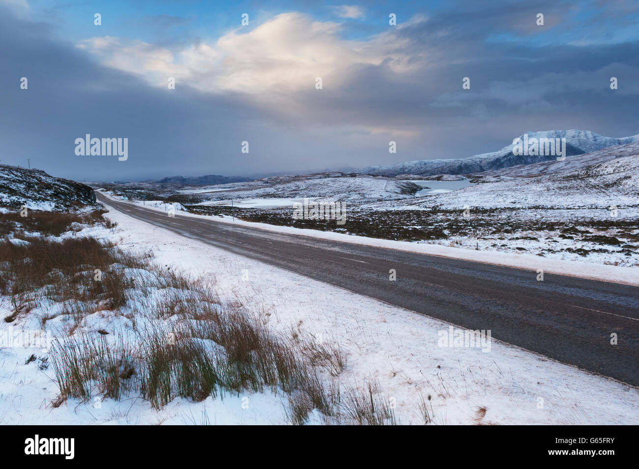 La Côte Nord Route 500 en hiver passant Ben Mor Coigach, juste au nord de Ullapool - Ross-shire, en Écosse. Banque D'Images