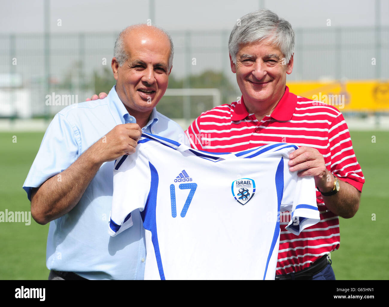 Président de l'Association anglaise de football David Bernstein (à droite) est remis un maillot de football israélien de son homologue AVI Luzon, Président de l'Association israélienne de football. Banque D'Images