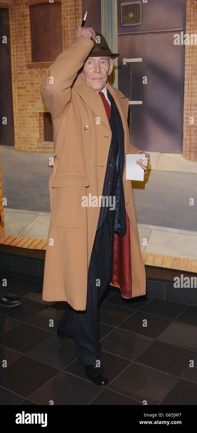 L'acteur Peter O'Toole arrive au Warner Village Cinema, Londres, pour la première du film de charité de About Schmidt. Banque D'Images