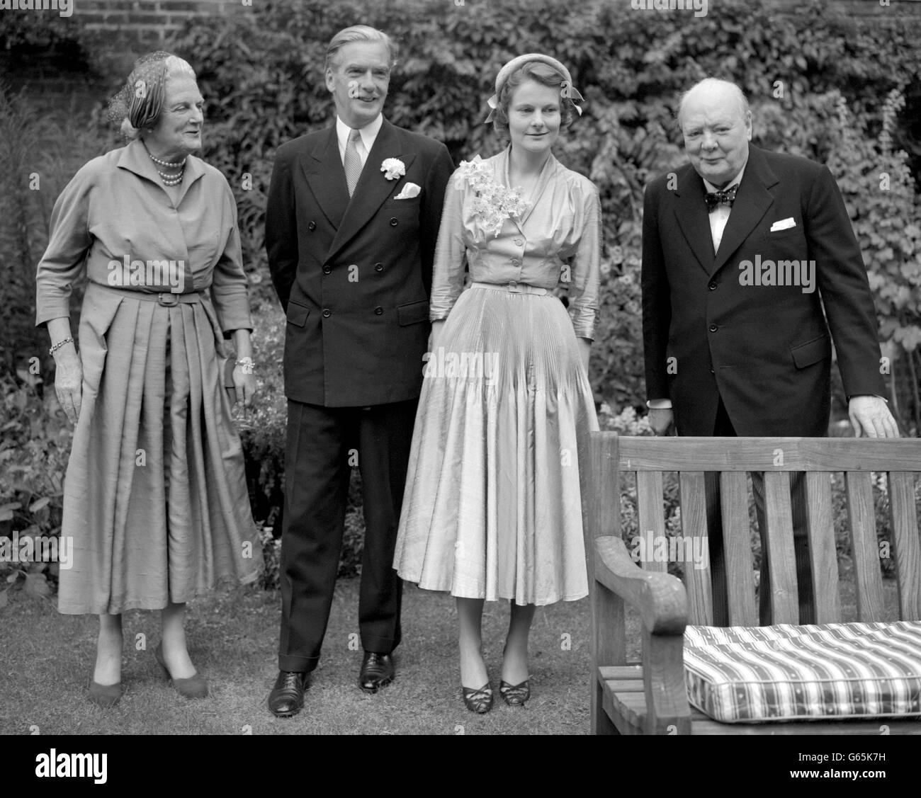 Le groupe de la mariée dans le jardin de No.10, Downing Street. De gauche à droite, Mme Clementine Churchill, le secrétaire aux Affaires étrangères Anthony Eden, Mme Anthony Eden (Clarissa Spencer Churchill, 32 ans, la nièce du premier ministre) et Winston Churchill. Banque D'Images