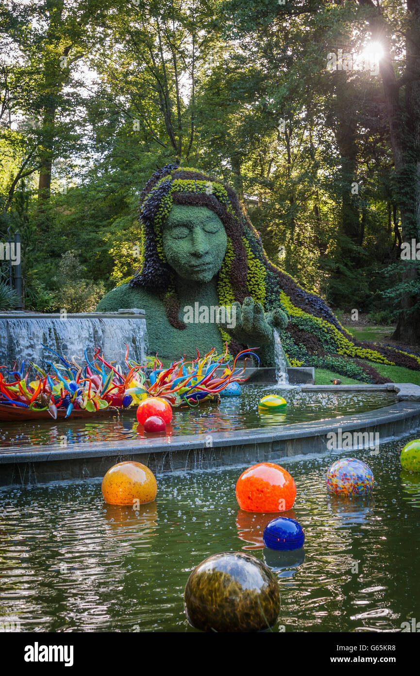 Le bateau et Chihuly Fiori Niijima Floats in Atlanta cascades du jardin botanique Jardin sous la déesse Terre mosaïculture. Banque D'Images