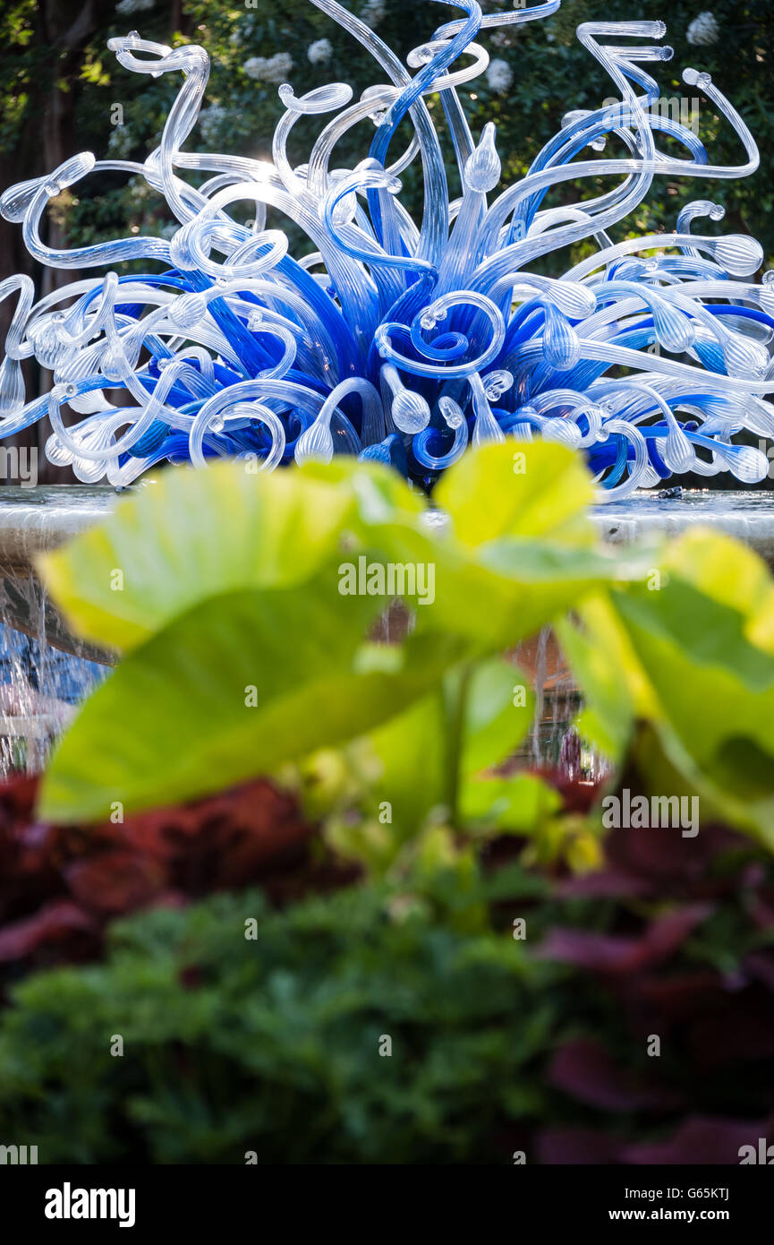 Parterre fontaine installation de sculpture d'art en verre par Dale Chihuly au jardin botanique d'Atlanta à Atlanta, Géorgie, États-Unis. Banque D'Images