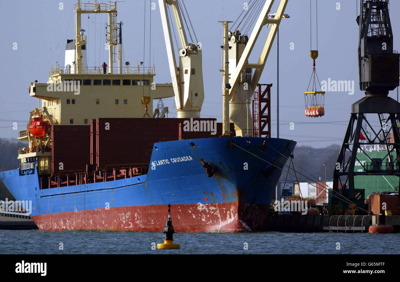 Port de Marchwood.Le transporteur de marchandises Atlantic Crusader est chargé au port militaire de Marchwood, près de Southampton. Banque D'Images