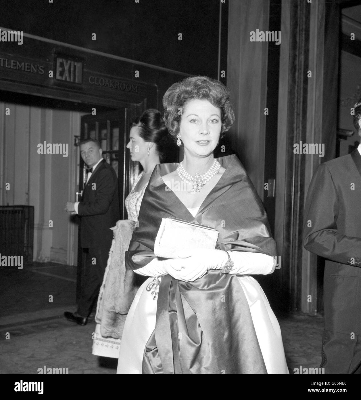 L'actrice Vivien Leigh arrive à l'Opéra Royal, Covent Garden, pour assister à la première nuit de la saison du ballet Kirov d'État de Leningrad. Banque D'Images