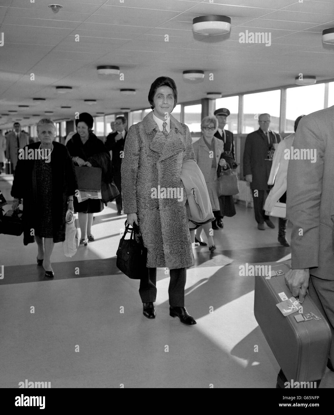 Valentino, de Rome, 'Wonder boy' de 36 ans de la scène de la mode italienne et l'homme qui a conçu la robe de Jackie Kennedy pour son mariage avec Aristote Onassis, porte un sac à bandoulière en daim à l'aéroport d'Heathrow, Londres. Banque D'Images
