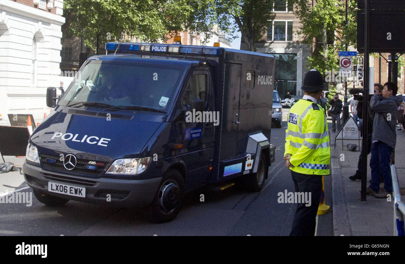 Le minibus, censé porter Michael Adebolajo, 28 ans, arrive au tribunal des magistrats de Westminster, dans le centre de Londres, où il doit comparaître accusé du meurtre du batteur Lee Rigby. Banque D'Images