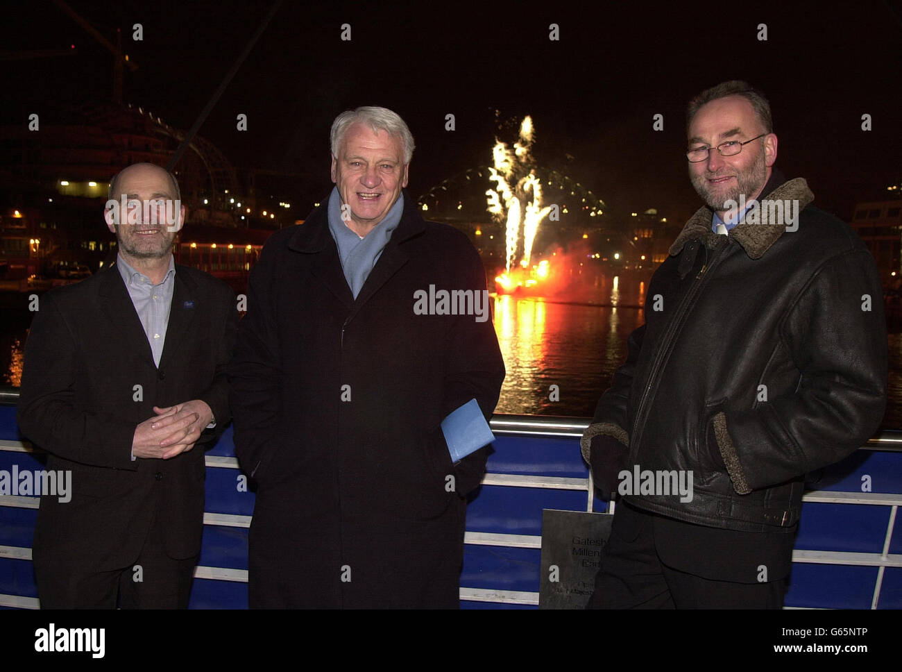 Le chef du conseil de Gateshead Mick et le chef du conseil de Newcastle se trouvent aux côtés de Bobby Robson, le directeur du Newcast United football Club, qui a déclenché l'exposition de feu d'artifice de Tynside à la Saint-Sylvestre. Banque D'Images