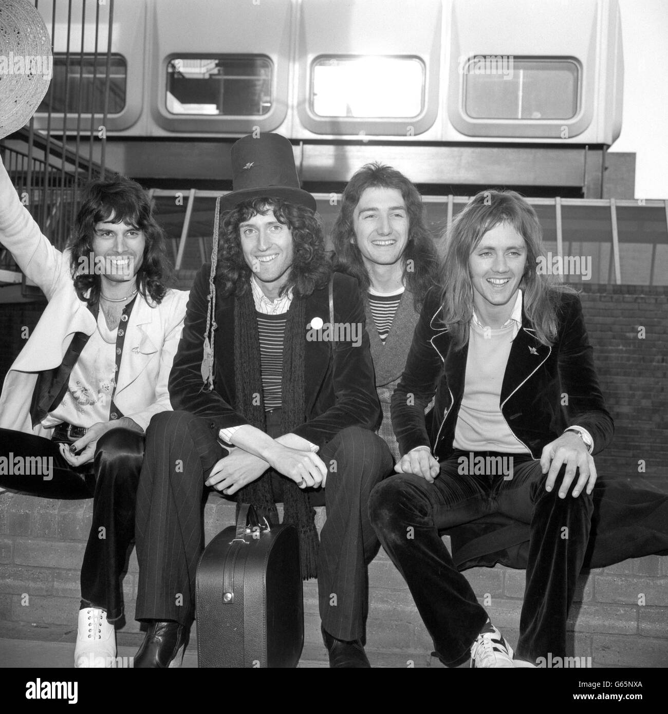 Les quatre membres du groupe de rock 'Queen' reviennent de leur tournée en Australie. (l-r) Freddie Mercury, Brian May, John Deacon et Roger Taylor. Banque D'Images