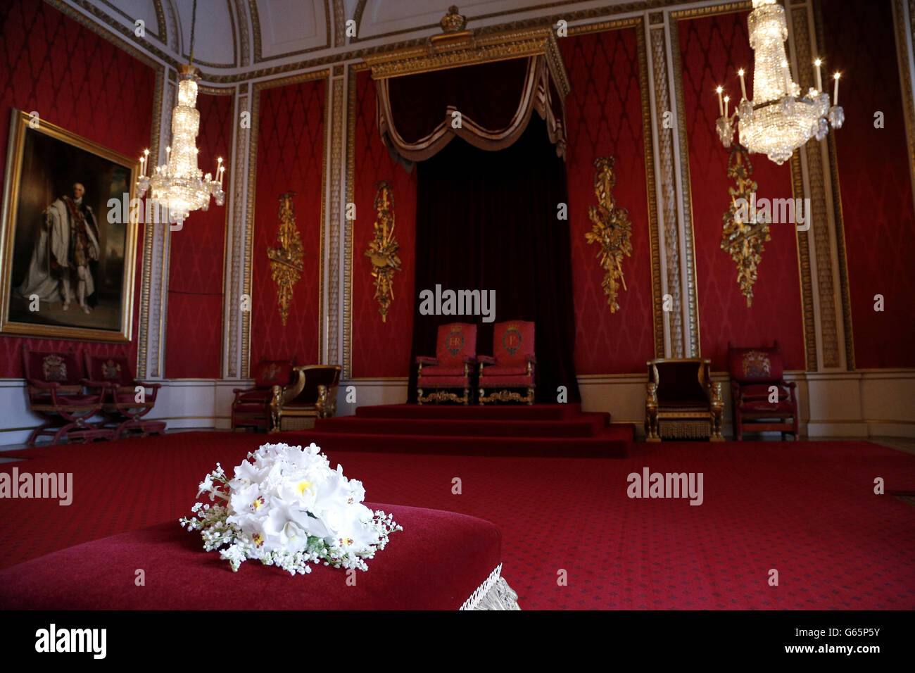 Une réplique du bouquet de couronnement présenté à la reine Elizabeth II par la Compagnie des jardiniers amateurs dans la salle du Trône, sur fond de trônes de couronnement originaux au palais de Buckingham, Londres. Banque D'Images
