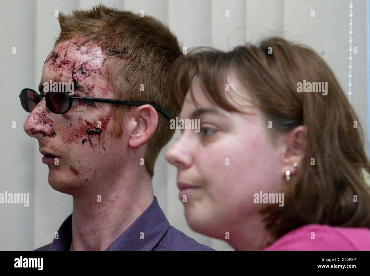 Sharon et Steven Sawyer, d'Ashington, dans le Northumberland, dont la fille Rebecca a été tuée après un accident de voiture à la suite d'un accident de voiture de la Saint-Sylvestre, donnent une conférence de presse à l'hôpital général de Newcastle. Leur fille Kirsty est dans un état critique. *... La police chasse une quatrième personne à partir de l'Astra Vauxhall volée qui est entrée en collision avec le hatchback familial conduit par Steven Sawyer, après avoir traversé un feu rouge. Un homme a été arrêté sur les lieux de la smash avec un autre homme et une femme se rendant plus tard dans un poste de police volontairement où ils ont été arrêtés. Les trois ont été Banque D'Images
