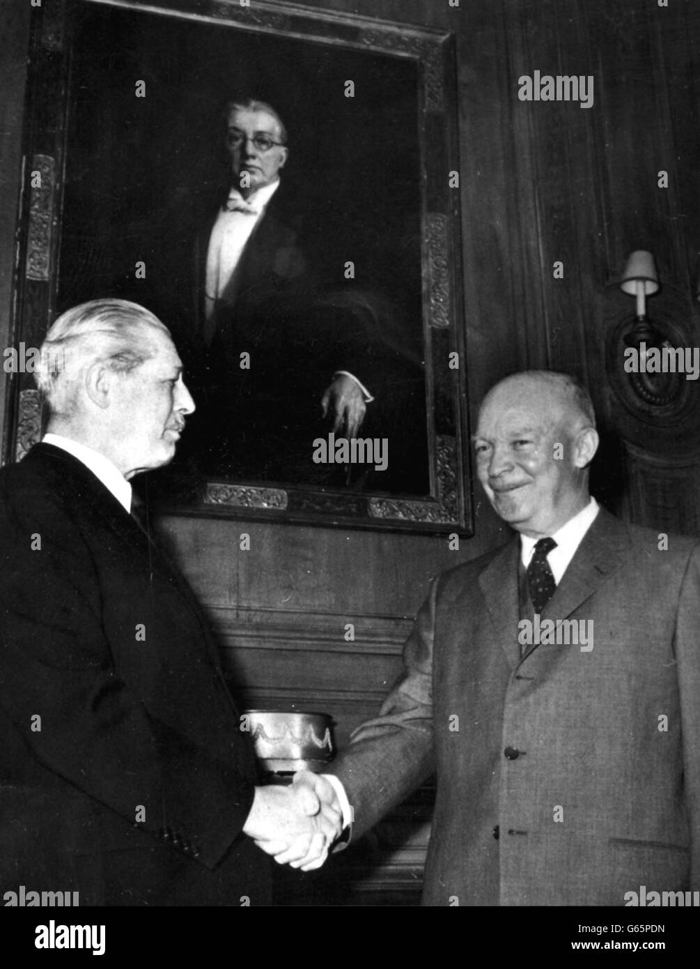 Harold Macmillan (à gauche) est accueilli avec une poignée de main chaleureuse par le président Eisenhower à la résidence privée de l'ambassadeur américain à Paris. Banque D'Images