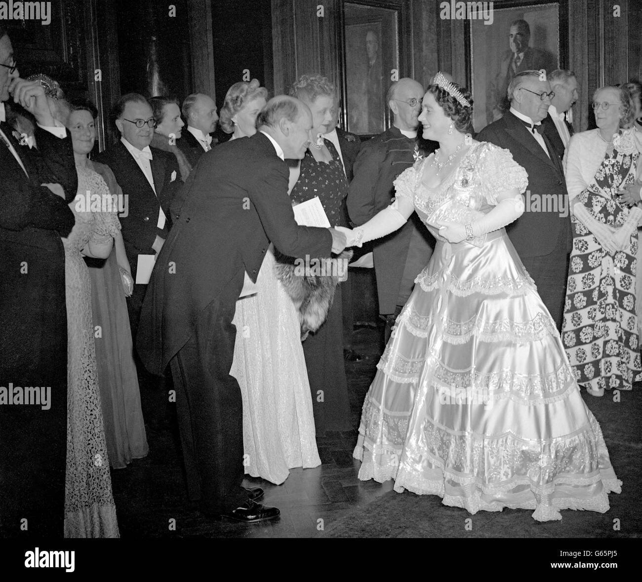 La RT. L'honorable Clement Attlee, premier ministre, étant présenté à sa Majesté la Reine lors d'une réception tenue à Londres par le président du London County Council (Lady Nathan) à County Hall à Westminster, pour leurs Majestés le Roi et la Reine. Banque D'Images