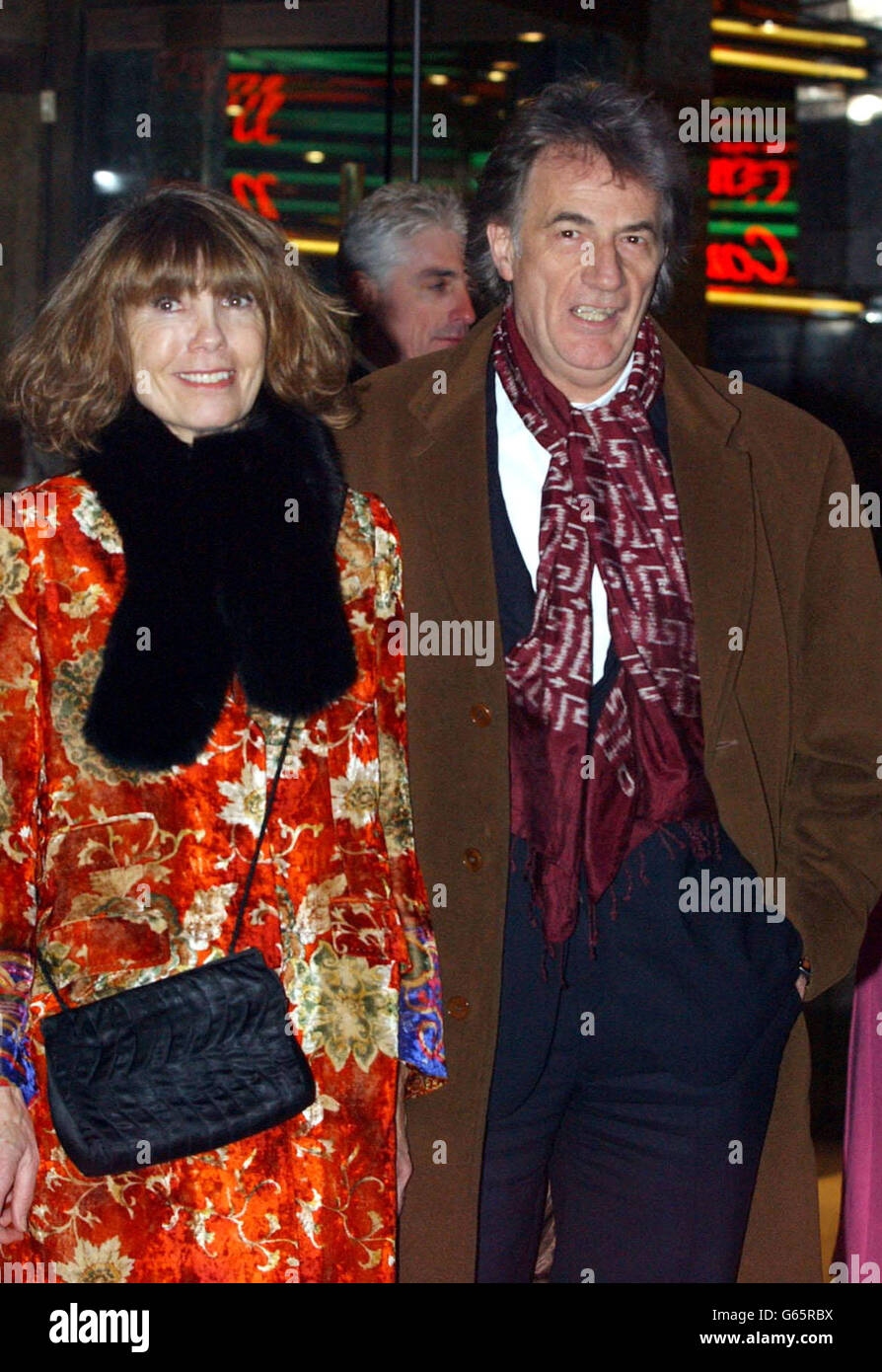 Le couturier Paul Smith avec sa femme Pauline arrive à l'Empire Cinema,  Leicester Square, Londres, pour la première britannique des gangs de New  York Photo Stock - Alamy