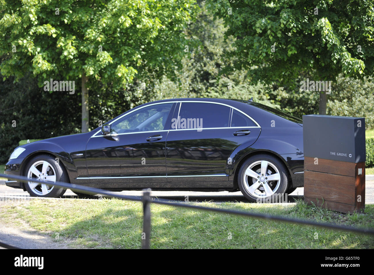 Une voiture arrive à l'hôtel Grove, à Watford, avant le sommet du Groupe Bilderberg auquel ont assisté des royalties, des politiciens, des investisseurs milliardaires, des PDG des banques et des entreprises, des décideurs politiques et des magnats des médias du monde entier. Banque D'Images