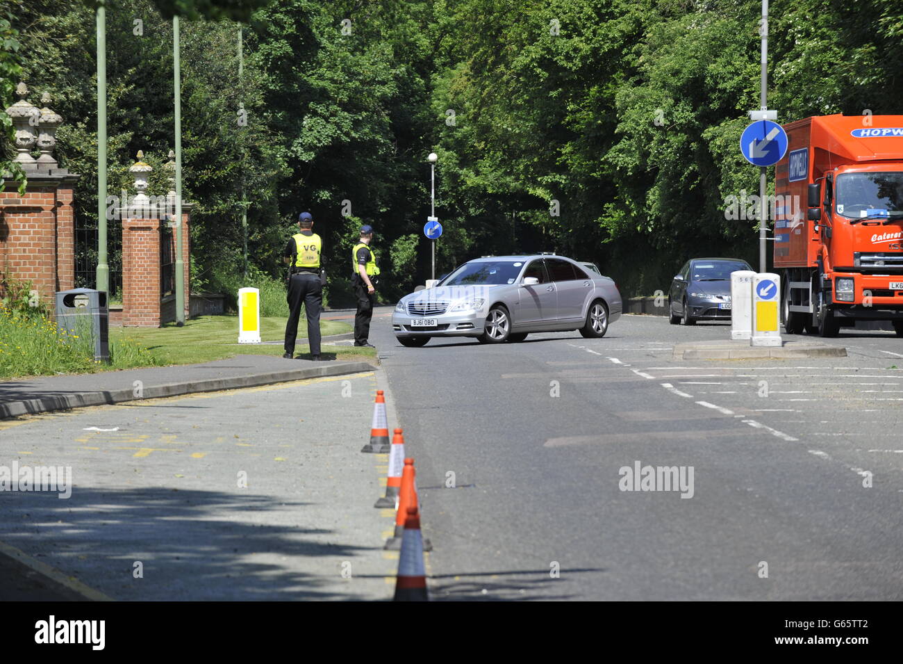 Une voiture arrive à l'hôtel Grove, à Watford, lors du sommet du Groupe Bilderberg auquel participent des royautés, des politiciens, des investisseurs milliardaires, des PDG des banques et des entreprises, ainsi que des décideurs et des magnats des médias du monde entier. Banque D'Images