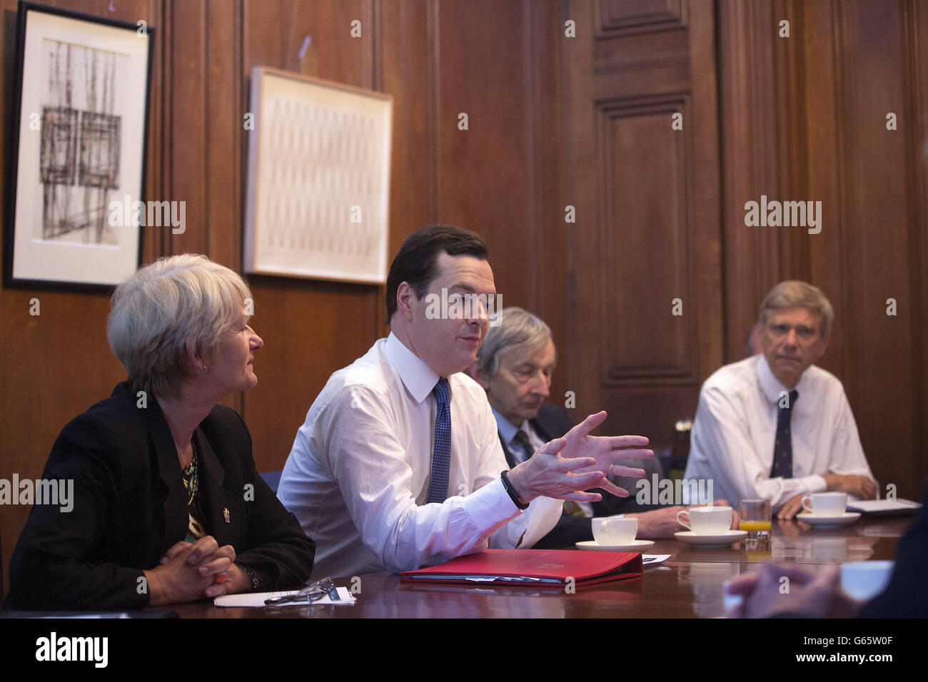 Le chancelier de l'Échiquier George Osborne prend des gestes lorsqu'il parle lors d'une réunion avec des personnalités du monde scientifique et des affaires au 11 Downing Street à Londres. Banque D'Images