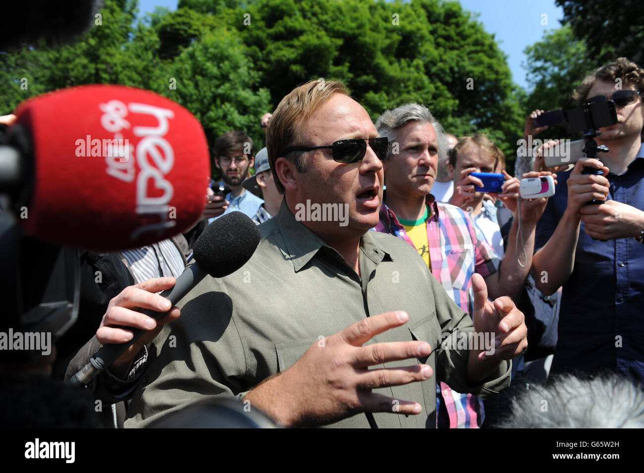 Alex Jones, animateur de radio américain, auteur, théoricien de la conspiration et réalisateur de documentaires, parle aux médias à l'extérieur de l'hôtel Grove, à Watford, où se tient le sommet du Groupe Bilderberg, auquel participent des royalties, des politiciens, des investisseurs milliardaires, des PDG des banques et des entreprises, des décideurs politiques et des magnats des médias du monde entier. Banque D'Images