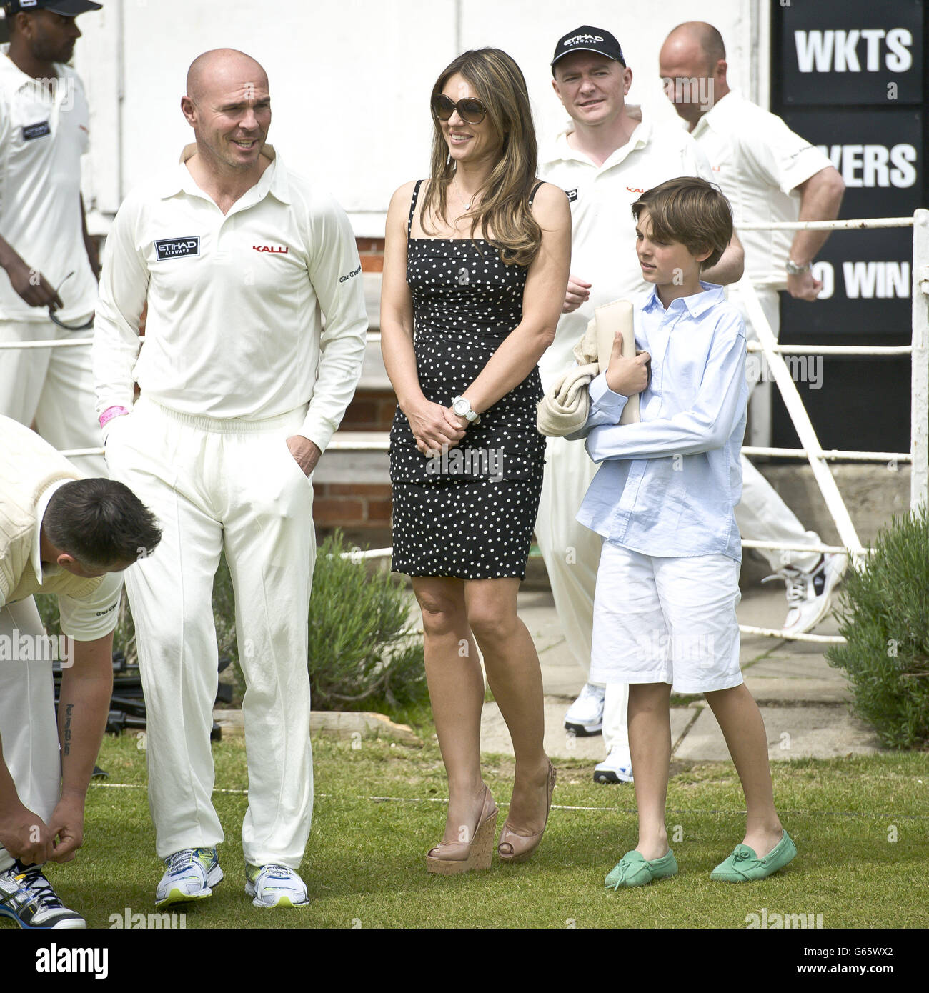 Elizabeth Hurley avec son fils Damian au Cirencester Park à Gloucestershire, pour un match caritatif de cricket pour enfants 20/20, Angleterre contre Australie, à l'aide de la Shane Warne Foundation et des associations de Hop, Skip & Jump. Banque D'Images