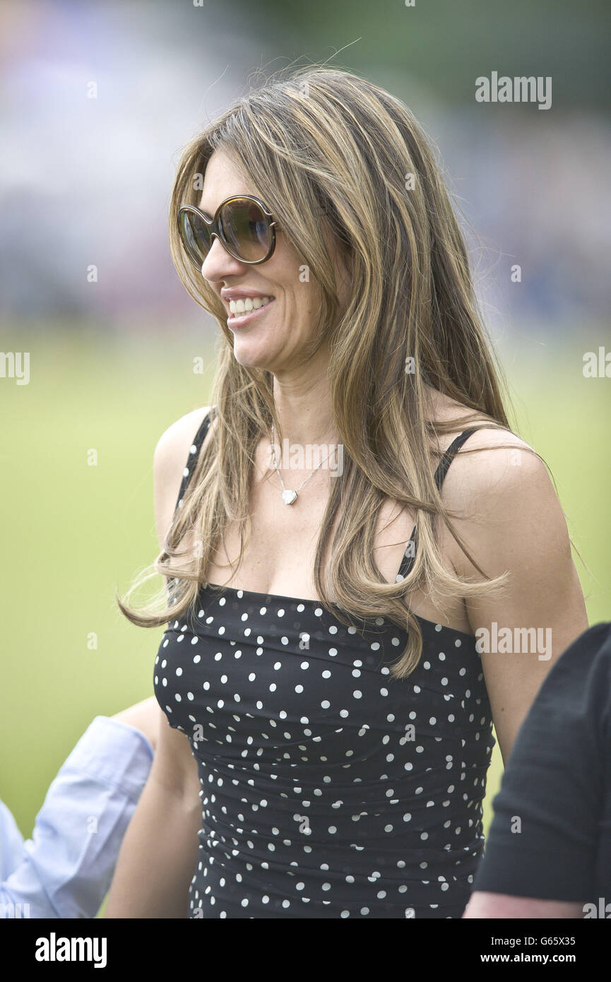 Elizabeth Hurley au Cirencester Park à Gloucestershire, pour un match caritatif 20/20 Cricket for Kids, Angleterre contre Australie, en aide à la Fondation Shane Warne et aux associations de Hop, Skip & Jump. Banque D'Images