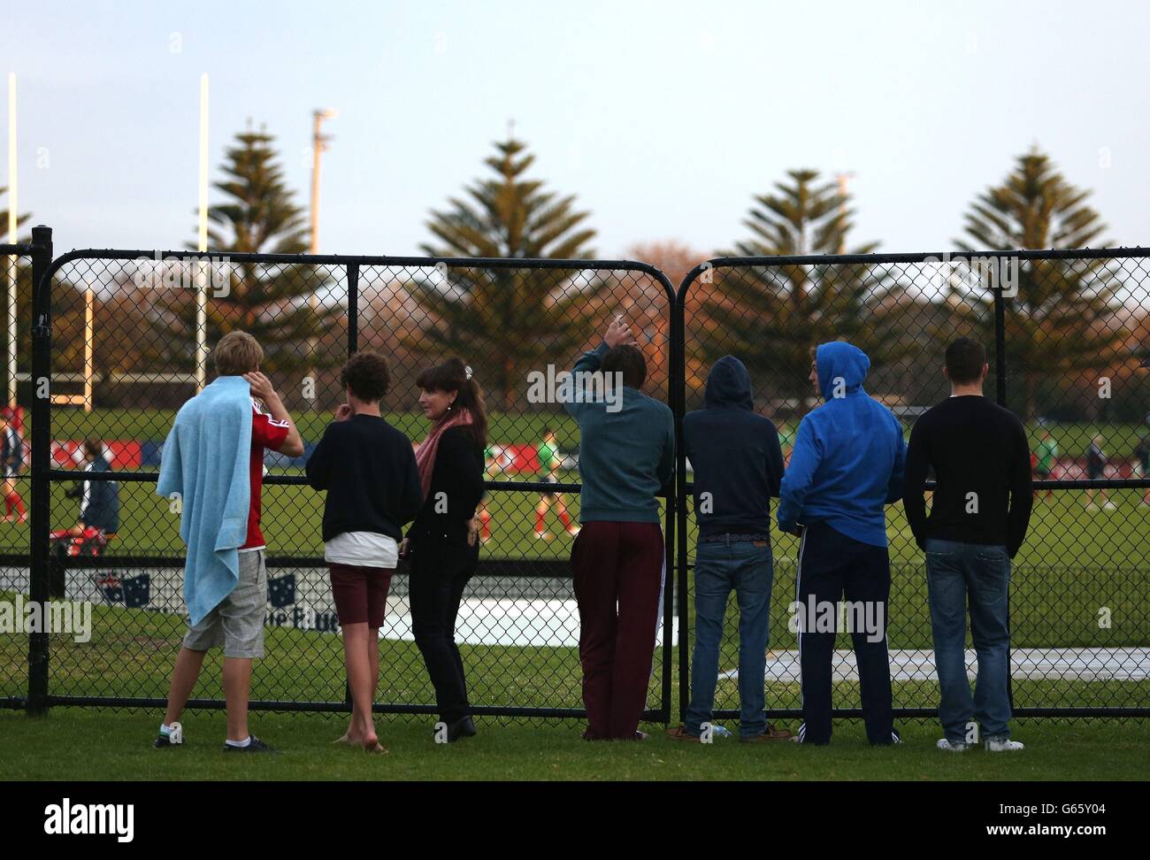 Les habitants de la région regardent la séance d'entraînement des Lions au stade no 2 Sports Ground, à Newcastle, en Australie. Banque D'Images
