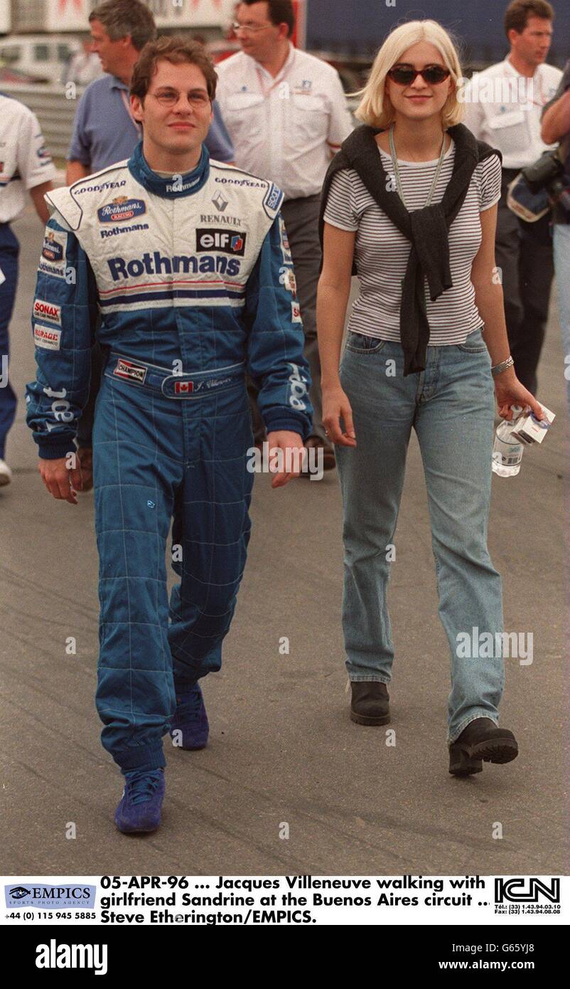 05-AVR-96 ... Jacques Villeneuve marchant avec sa petite amie Sandrine sur le circuit de Buenos Aires Banque D'Images