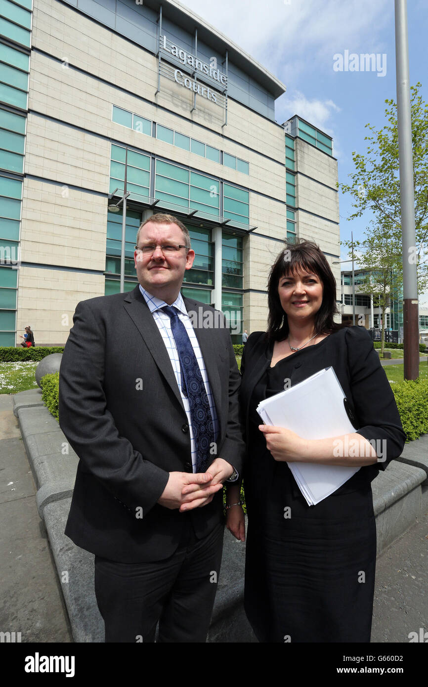 Peter Luney, chef des opérations des tribunaux et des services du tribunal auprès d'Eillis McGrath, procureur régional auprès du PPS, À l'extérieur du tribunal Laganside de Belfast, dans le centre-ville de Belfast, alors que seize juges ont été mis en rota pour présider des audiences spéciales toute la journée pour traiter avec des manifestants du G8 arrêtés, ont révélé les autorités. Banque D'Images